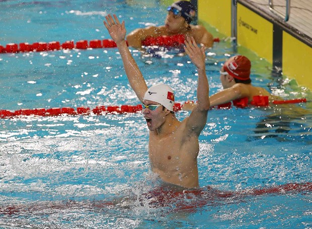 Niềm vui của Trần Hưng Nguyên sau khi giành HCV và phá kỷ lục SEA Games nội dung 400m bơi hỗn hợp nam. (Ảnh: Phạm Kiên/TTXVN)
