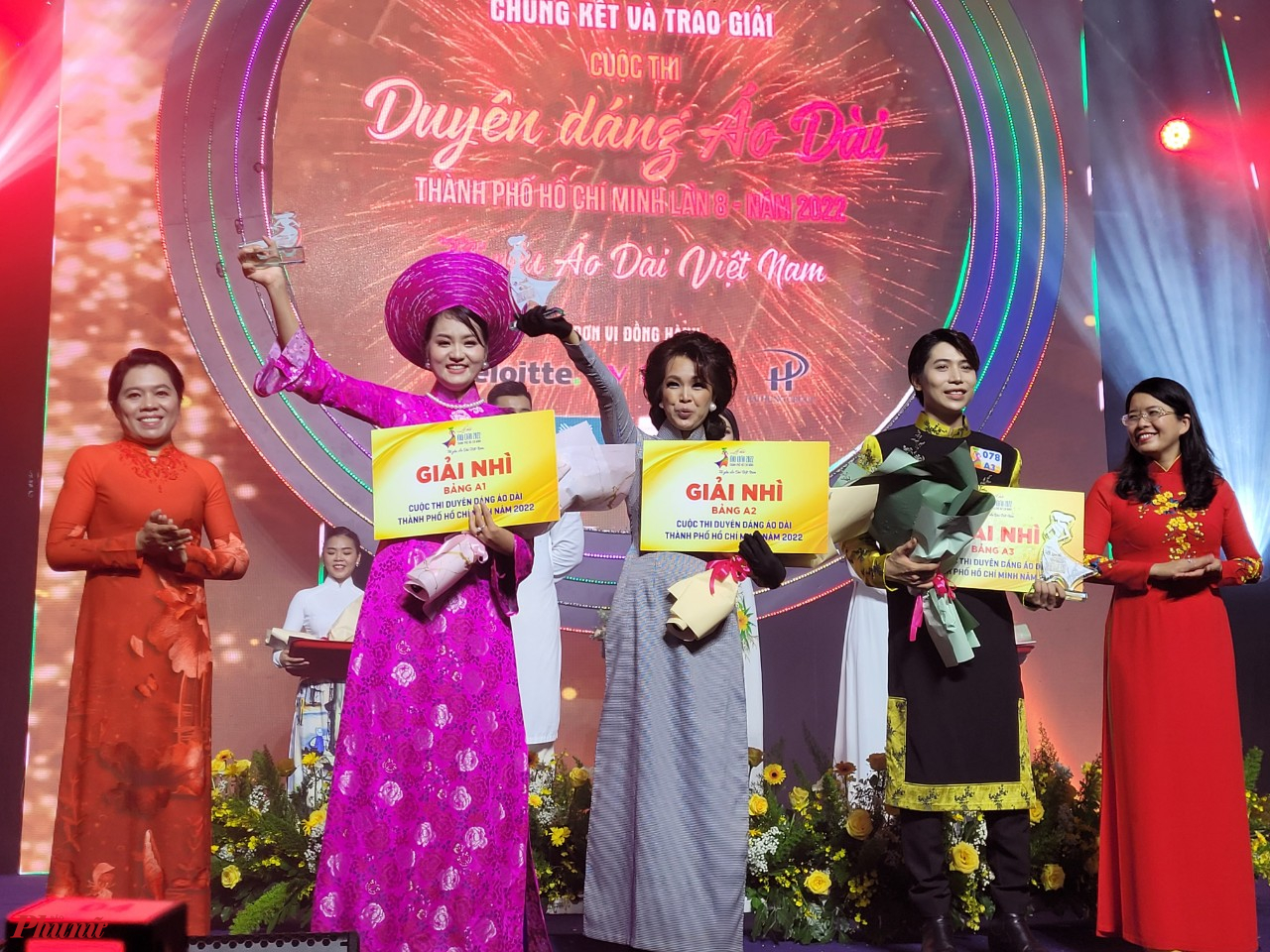 Bà Trần Nguyễn Phượng Trân và Nguyễn Thị Ánh Hoa - Phó Giám đốc sở du lịch Tp trao giải cho các thí sinh dự thi bảng cá nhân