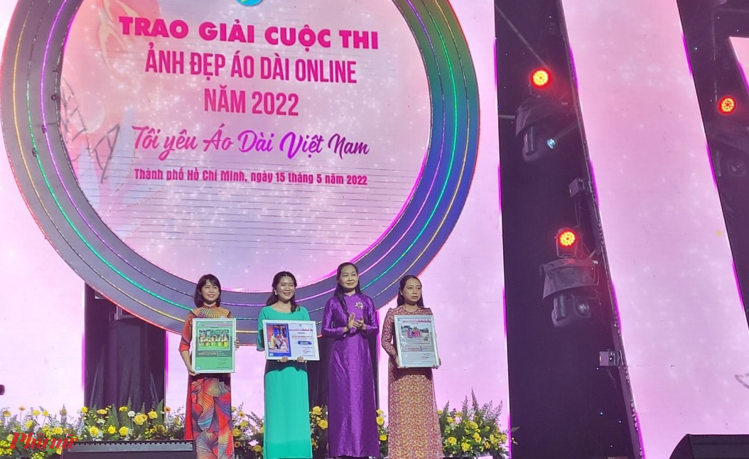 Bà Lâm Thị Ngọc Hoa - Phó Chủ tịch thường trực Hội LHPN TPHC trao giải Ảnh đẹp Áo dài online có lượt bình chọn cao nhất
