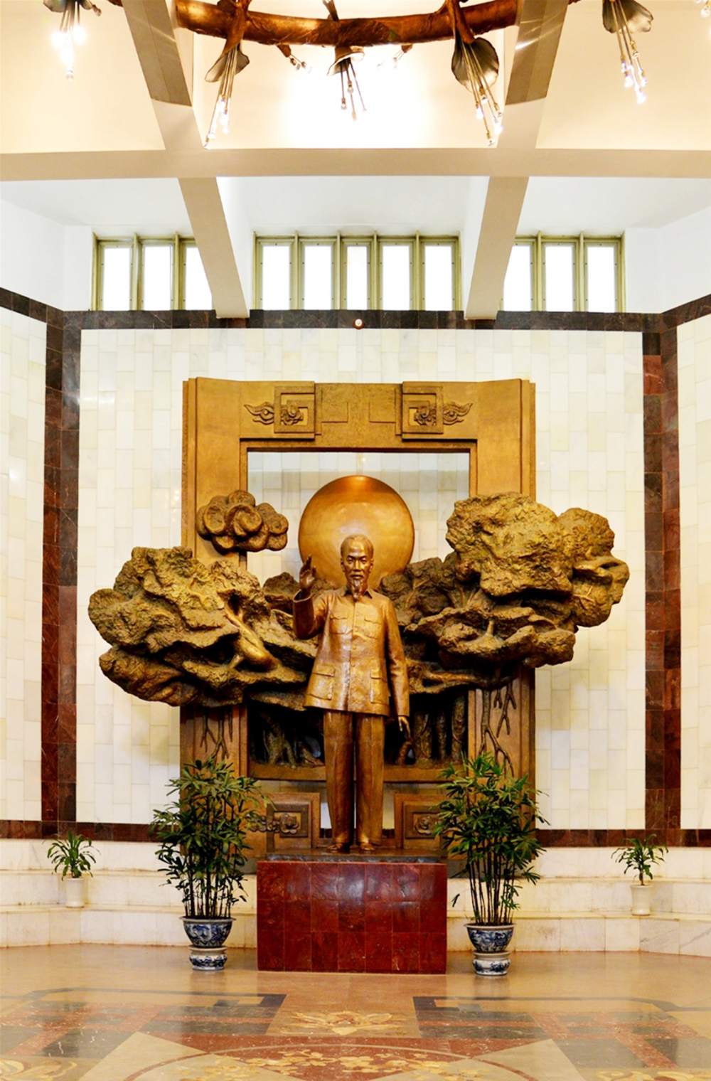 Tượng Chủ tịch Hồ Chí Minh ở Bảo tàng  Hồ Chí Minh chi nhánh TP.HCM  - ẢNH: TUYẾT DÂN