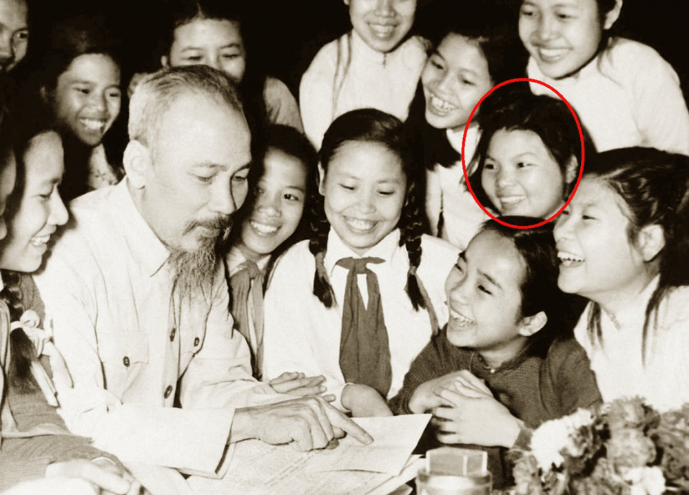 Bà Nguyễn Thị Xuyến (khoanh tròn) trong bức ảnh “Bác Hồ với học sinh” - Ảnh tư liệu