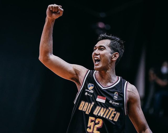 Surliyadin Surliyadin (sinh năm 1990) là vận động viên bóng rổ thi đấu ở nội dung 3x3 của đoàn thể thao Indonesia. Với chiều cao 1,88m cùng sức bật và những cú ném tốt giúp anh chàng là một trong những cầu thủ bóng rổ hàng đầu của xứ sở vạn đảo.