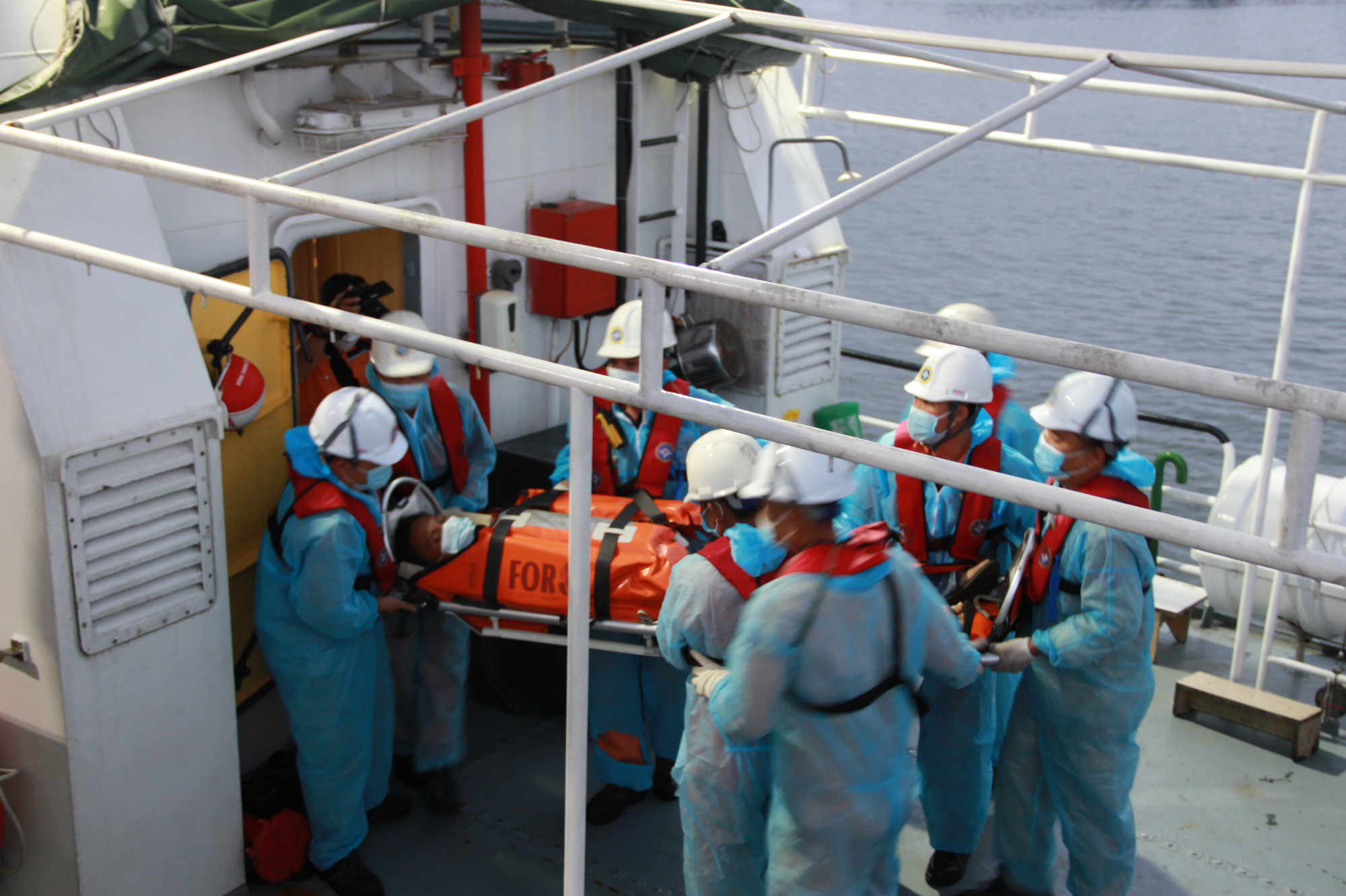Lực lượng cứu nạn đưa thuyền viên bị chấn thương do tai nạn lao động về đến Nha Trang an toàn