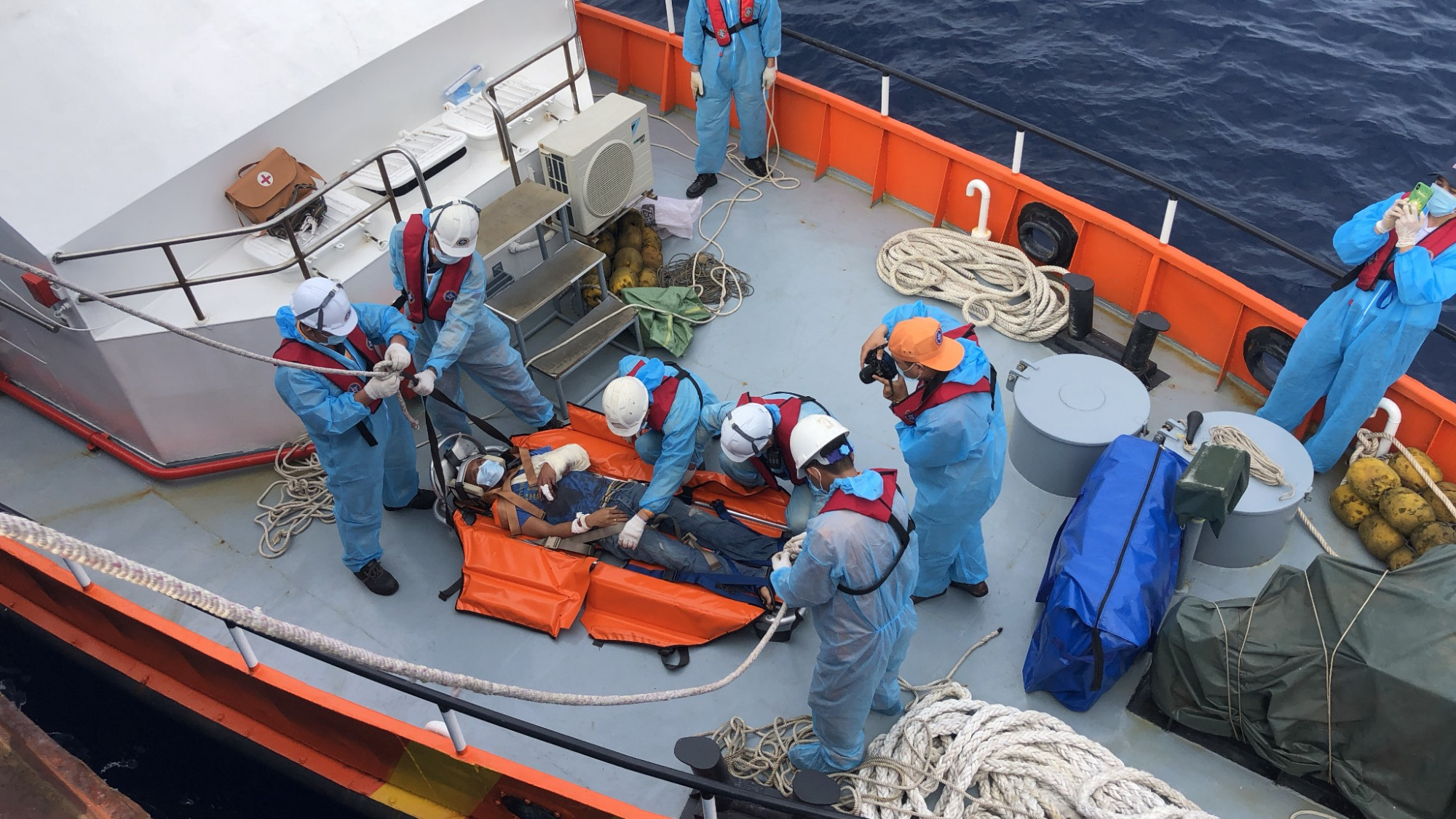 Lực lượng cứu nạn tiếp nhận thuyền viên bị nạn