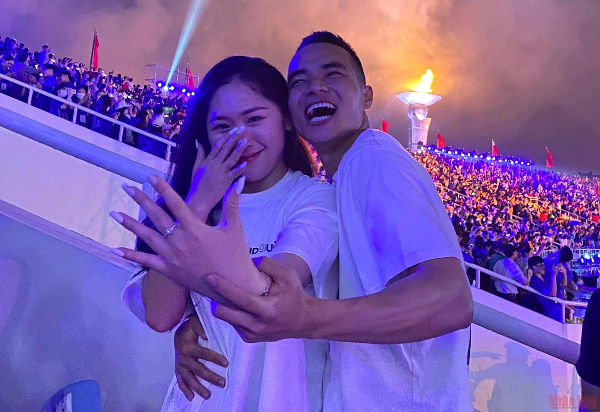 Anh Ngọc Tiến cầu hôn chị Bảo Ly tại lễ khai mạc SEA Games 31 vừa qua