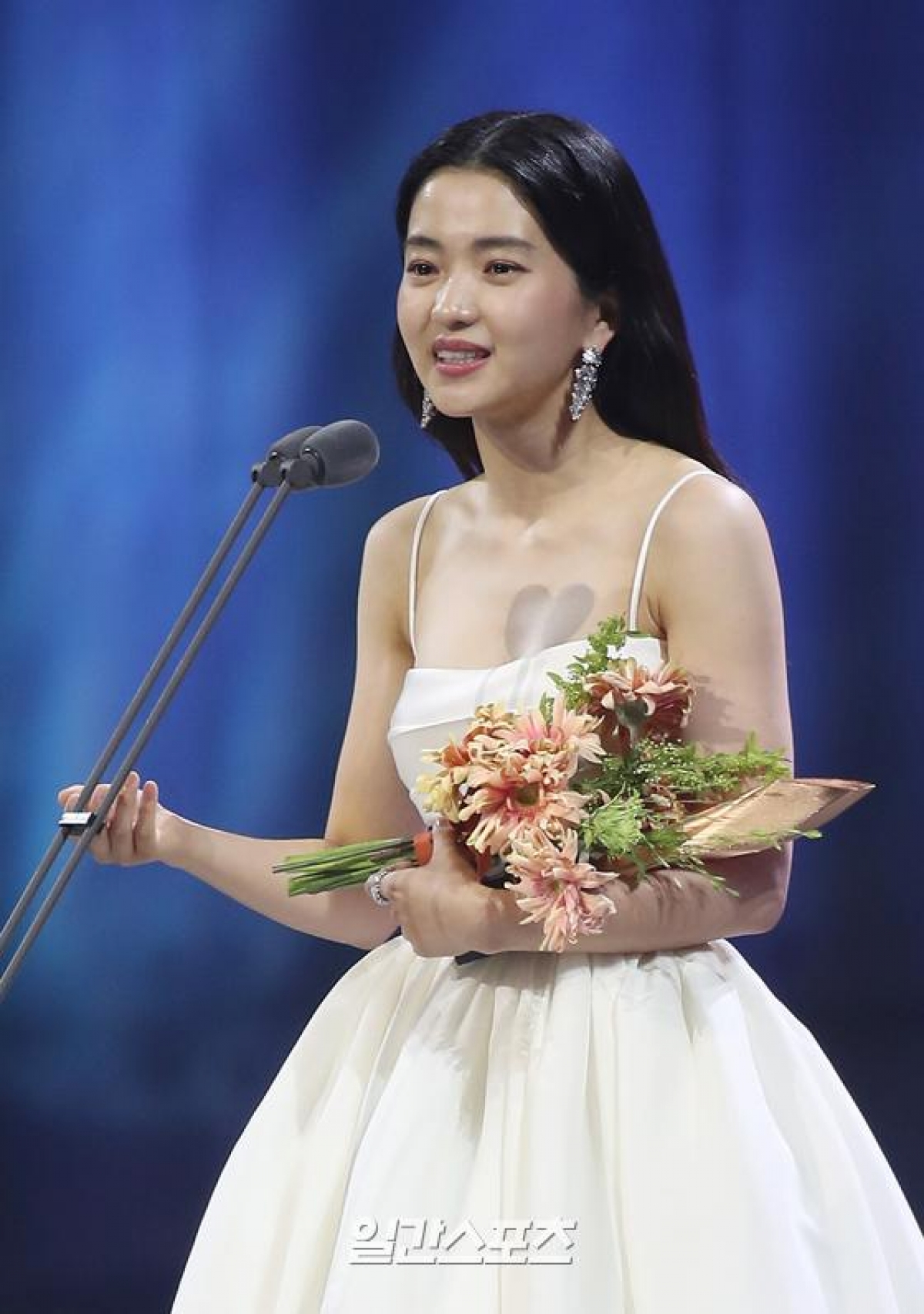 Vượt mặt nhiều tên tuổi, Kim Tae Ri thắng giải Baeksang 2022