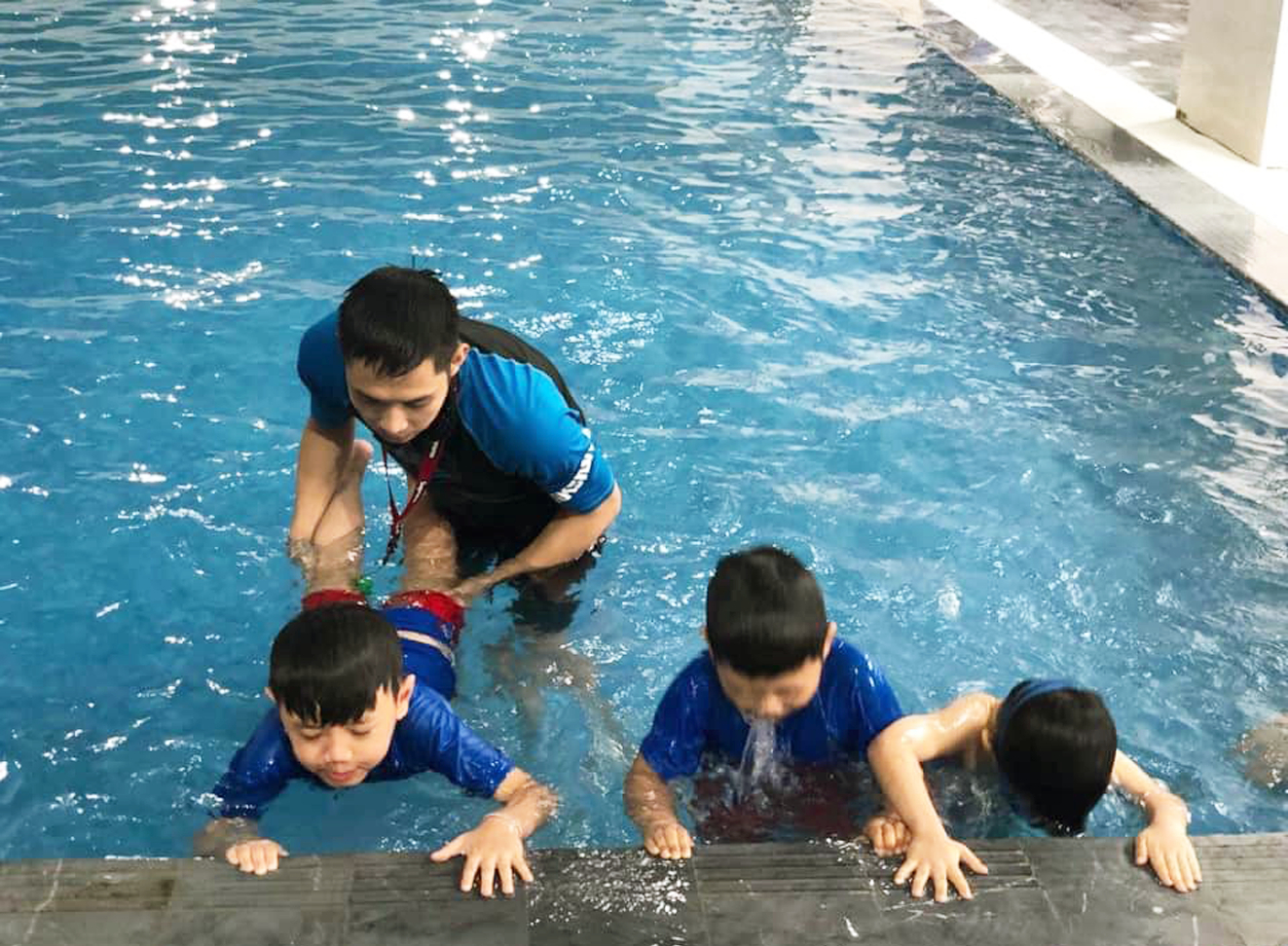 Học sinh học bơi tại bể bơi Trường Newton (TP.Hà Nội) - ẢNH: ĐẠI MINH