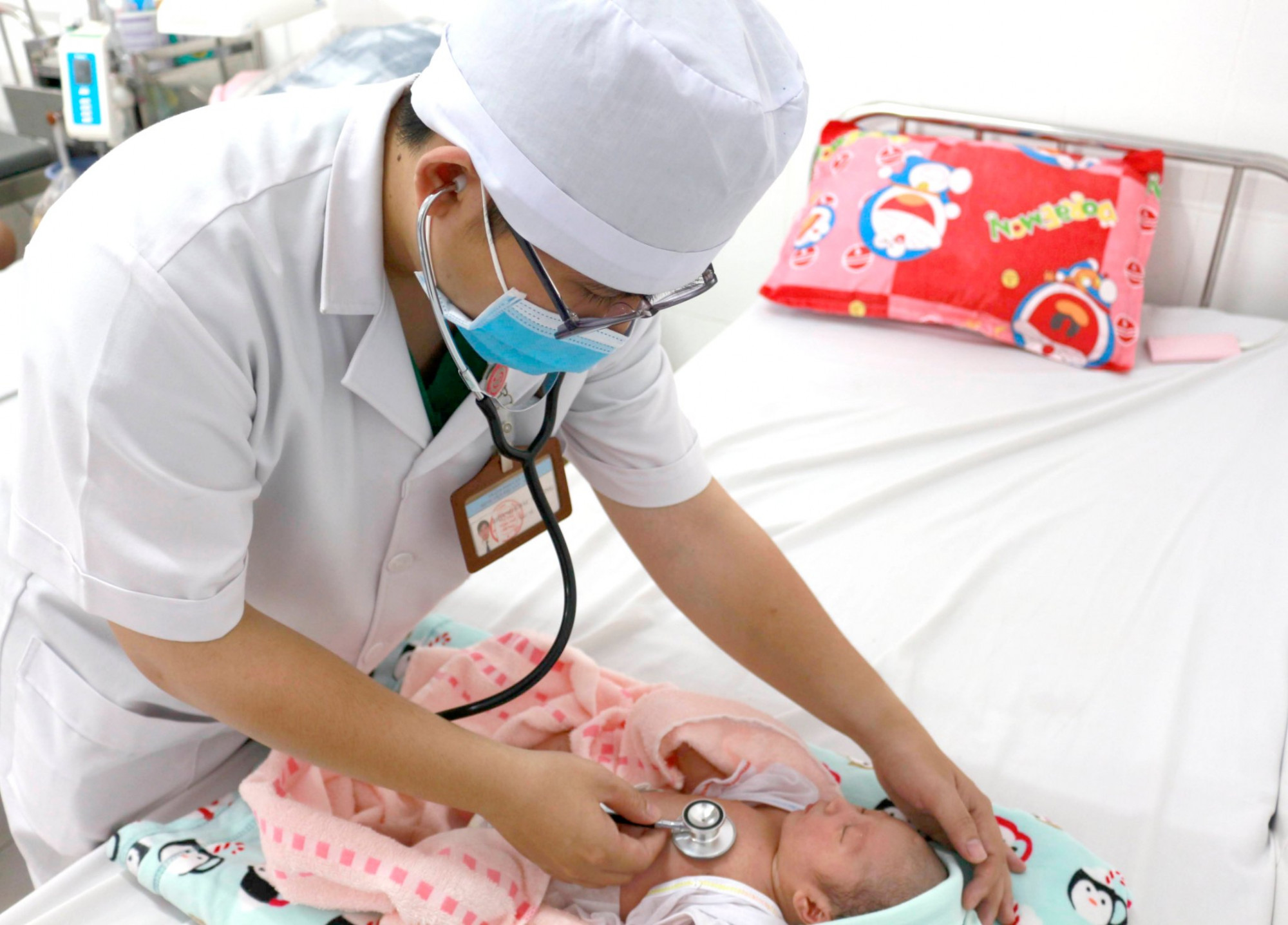 Bác sĩ khoa Nhi Sơ sinh thăm khám đánh giá sức khỏe con của sản phụ Nguyễn Thị T.N, ngụ tỉnh Vĩnh Long trước khi xuất viện