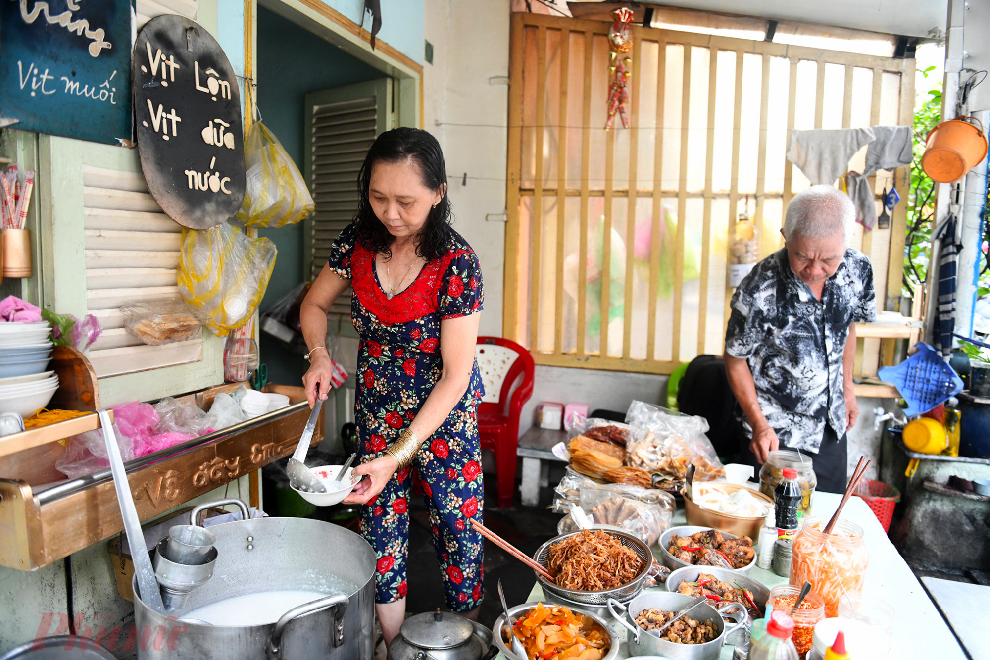 Ngày trước kinh tế khó khăn, mình bán để nuôi con cái. Bây giờ chúng đều lớn và có công việc hết rồi nên vợ chồng chú bán không chỉ để mưu sinh mà còn là kỷ niệm, khách quen họ thường xuyên ghé tới quán ăn không chỉ vì tô cháo rẻ, mà còn vì hương vị của những năm tháng ngày xưa. Cũng vì thế mà chỉ đến khi vợ chồng chú không còn đủ sức khoẻ nữa mới ngừng bán, bà Phượng tâm sự.