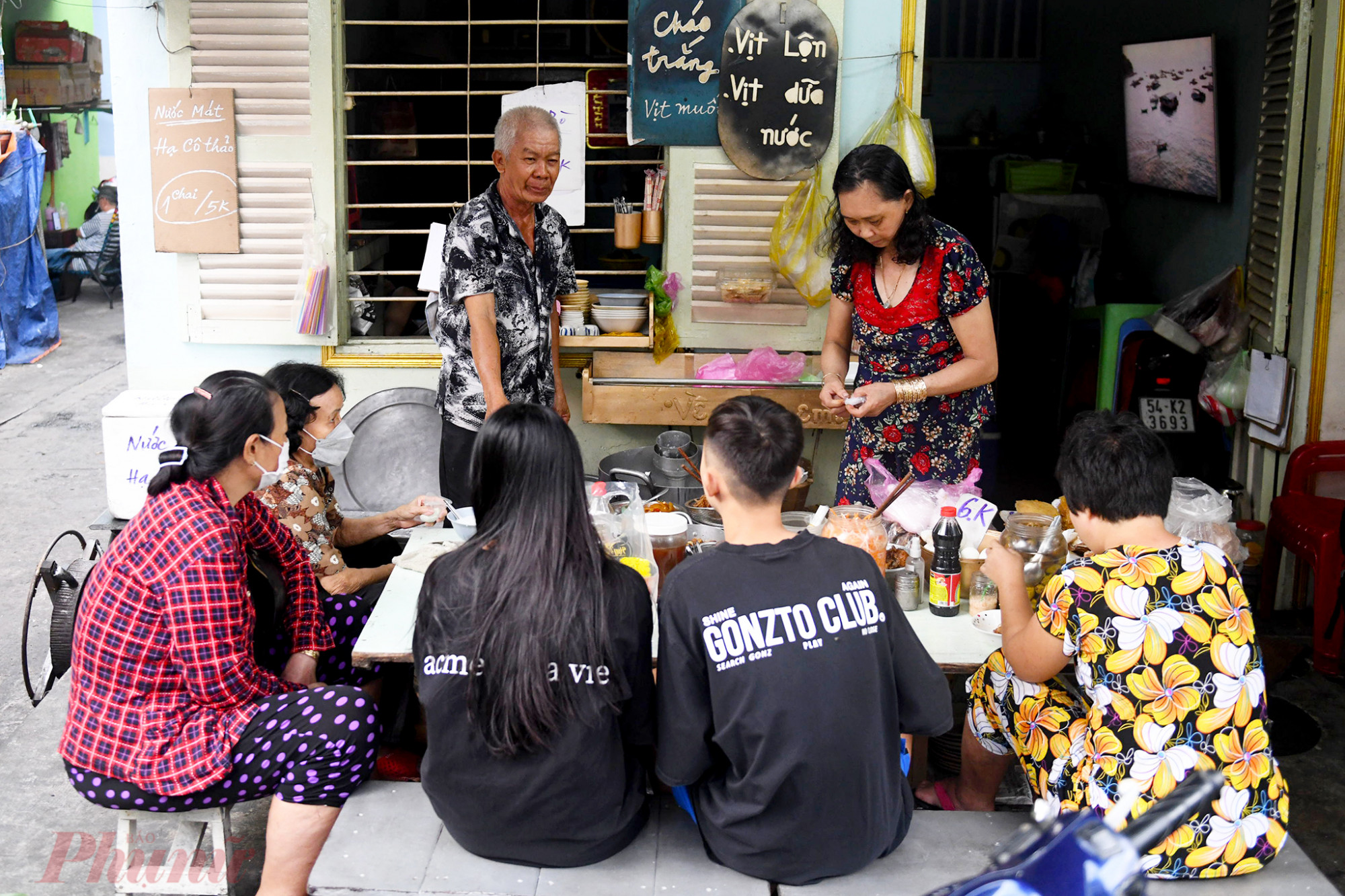 Quán mở bán từ 3 giờ chiều tới 9 giờ tối mỗi ngày. Tuy nhiên, để có một nồi cháo phục vụ khách, vợ chồng ông Minh phải mất thời gian hơn 10 tiếng ngâm nguyên liệu và 2 tiếng nấu thành phẩm.