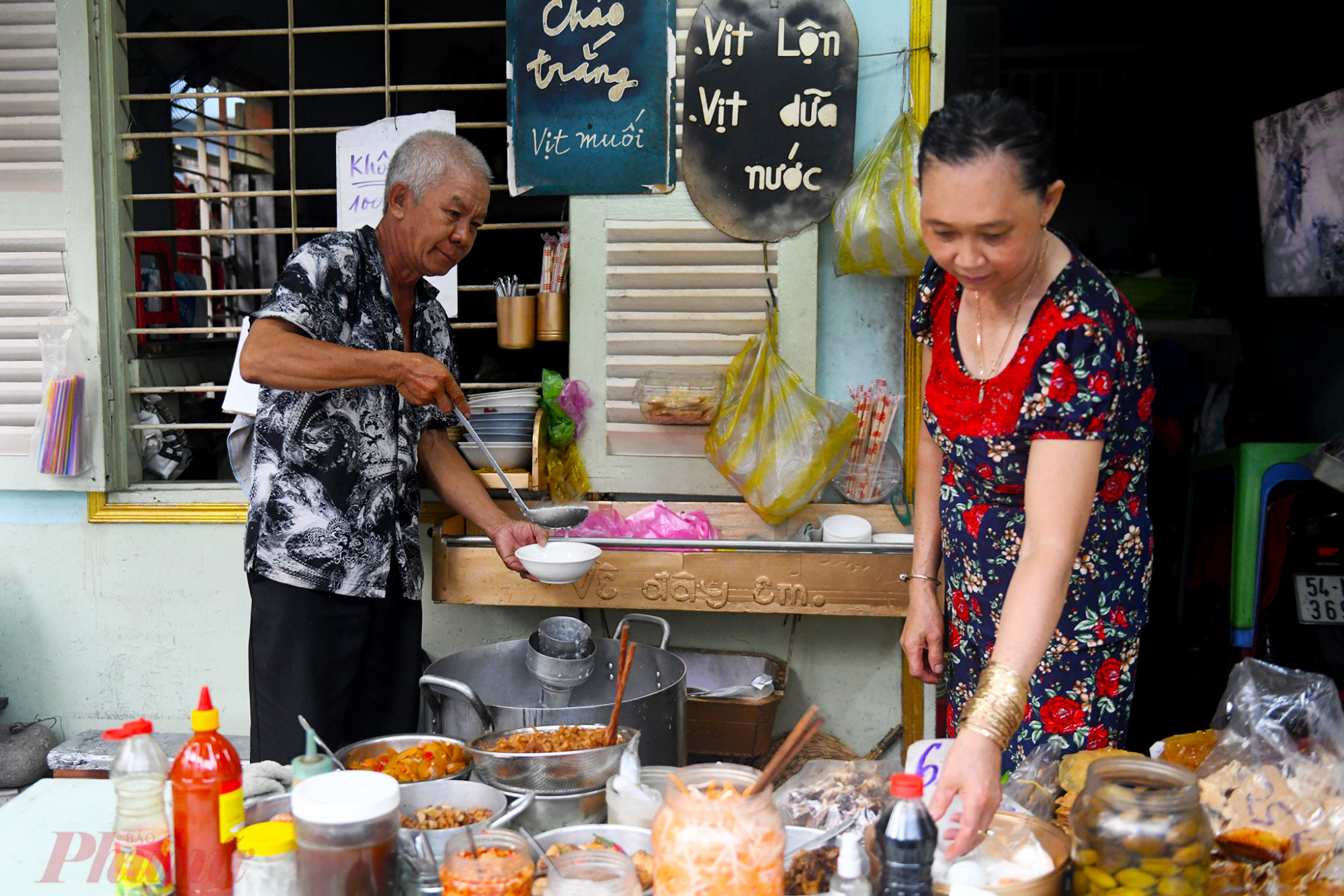 Quán cháo trắng Về đây em của ông Thái Công Minh (66 tuổi) và vợ là bà Nguyễn Thị Kim Phượng nằm trên đường Phan Văn Khỏe, quận 6, TPHCM đã tồn tại suốt gần 20 năm qua với giá một nghìn đồng mỗi tô.