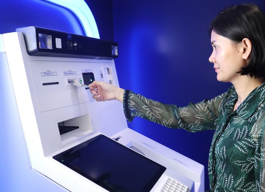 Khác với hình thức dùng căn cước công dân (CCCD) gắn chip rút hoặc chuyển tiền tại các điểm ATM đang được thử nghiệm tại Hà Nội, Quảng Ninh, người dân tại TP.HCM chỉ có thể dùng CCCD giao dịch ở các điểm có ngân hàng tự động.