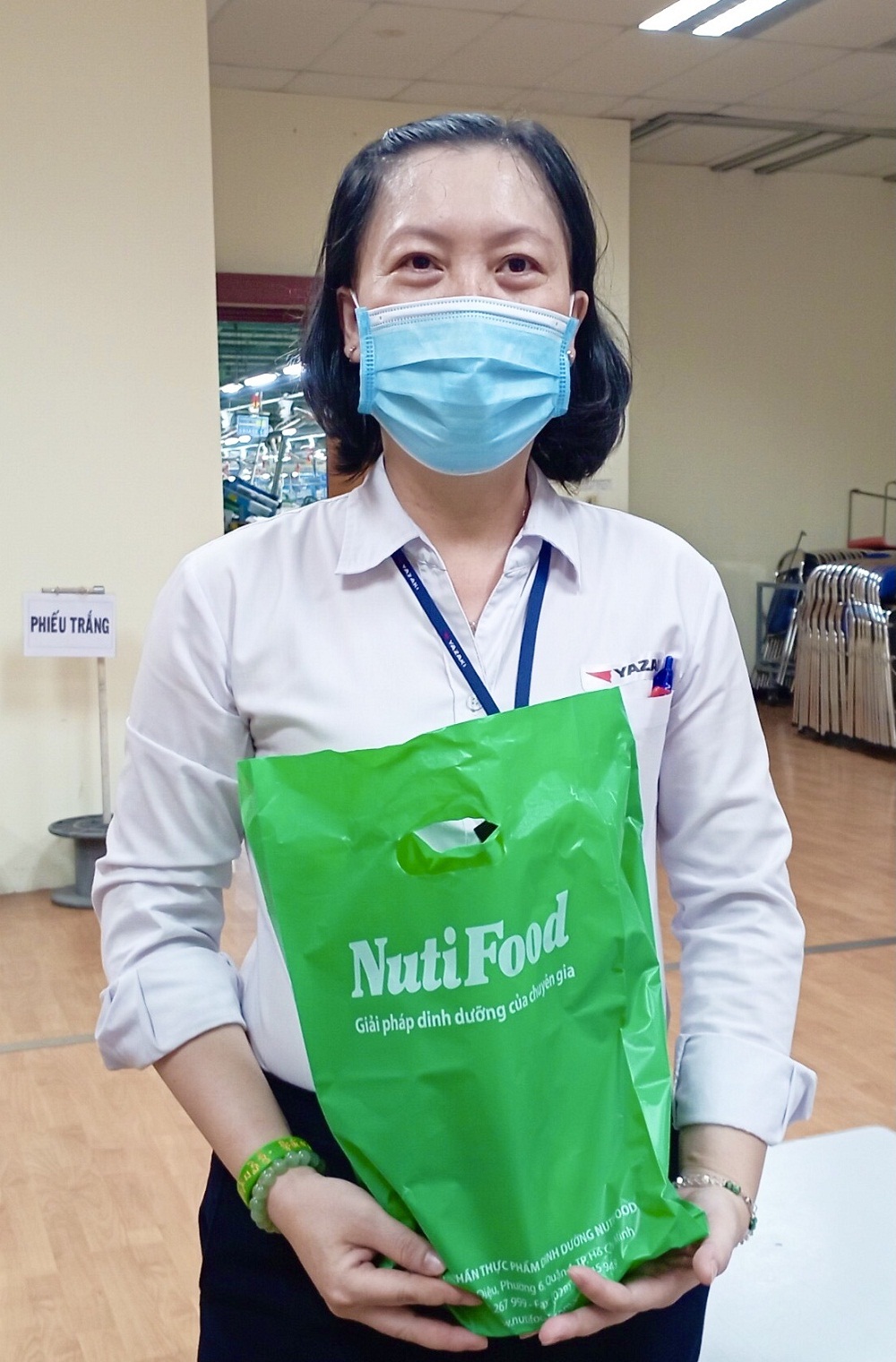 Chị Dương Vâng Nga vui mừng khi nhận được sữa hỗ trợ từ Nutifood - Ảnh: Nutifood