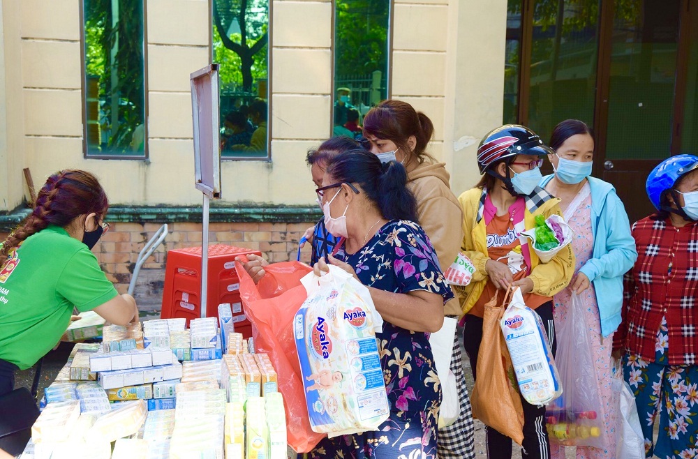 Hàng ngàn người dân nghèo đến nhận sữa và tã của Nutifood tại “Chợ 0 đồng” - Ảnh: Nutifood