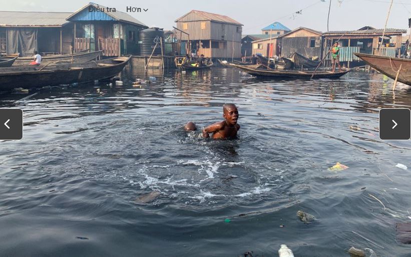 Một cậu bé bơi trong nguồn nước ô nhiễm của cộng đồng Makoko ở Lagos, Nigeria