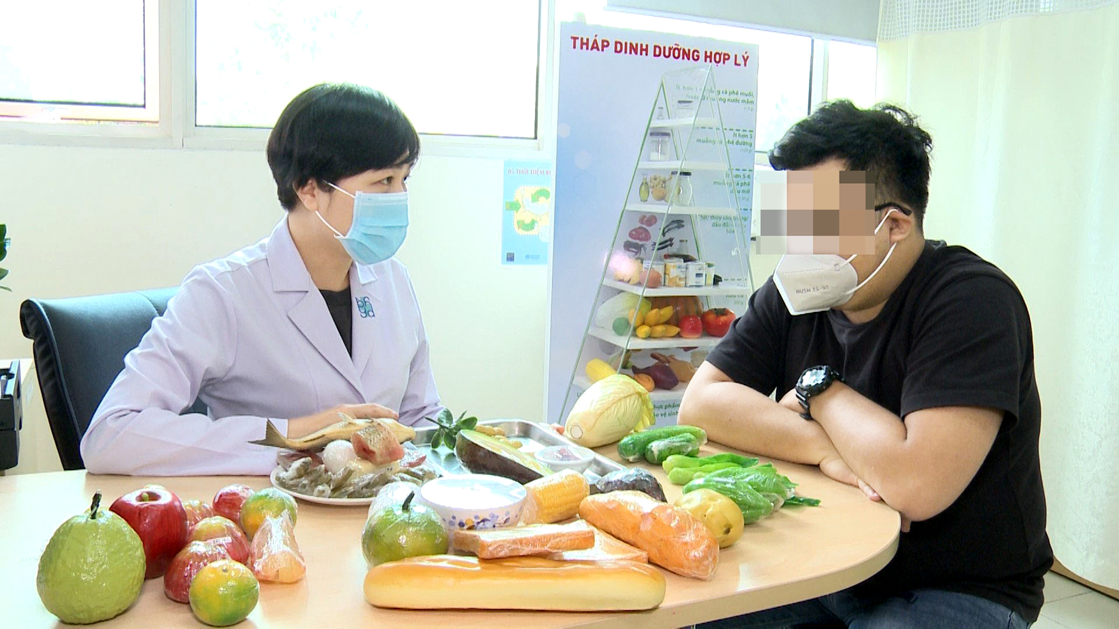 Bác sĩ Ngô Cao Ngọc Điệp  đang tư vấn dinh dưỡng cho một bệnh nhân béo phì  - ẢNH: B.A.