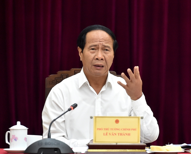 Phó Thủ tướng Lê Văn Thành cho rằng, thời gian qua việc triển khai còn lúng túng, chưa triệt để, chưa đồng bộ, thiếu liên thông, dẫn đến nguy cơ không bảo đảm tiến độ vận hành hệ thống ETC - Ảnh VGP
