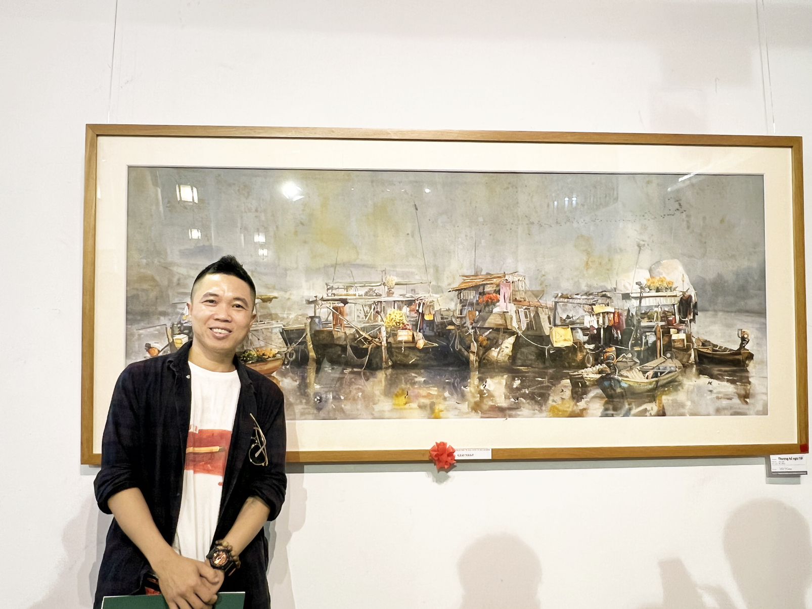 Họa sĩ Hồ Hưng và tranh Thương hồ nghỉ tết, đạt giải nhất tại triển lãm màu nước tổ chức tại Bảo tàng Mỹ thuật TP.HCM vào tháng Tư vừa qua