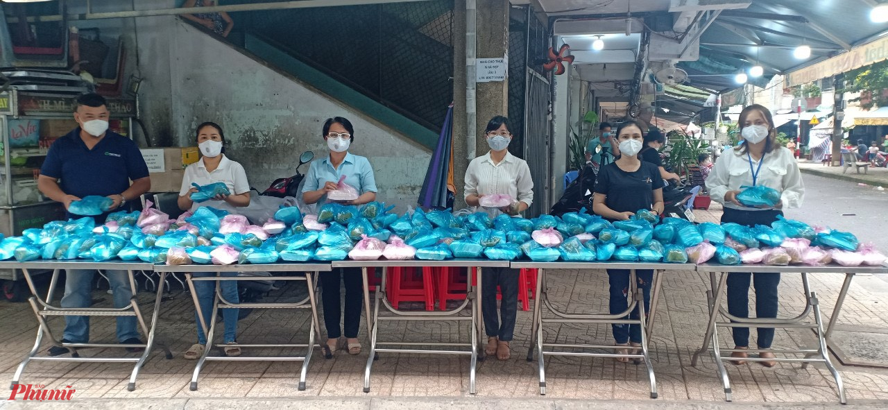 Hội LHPN P.Phú Trung tặng các suất cơm 0 đồng cho người dân, duy trì từ đợt dịch vừa qua đến nay. 