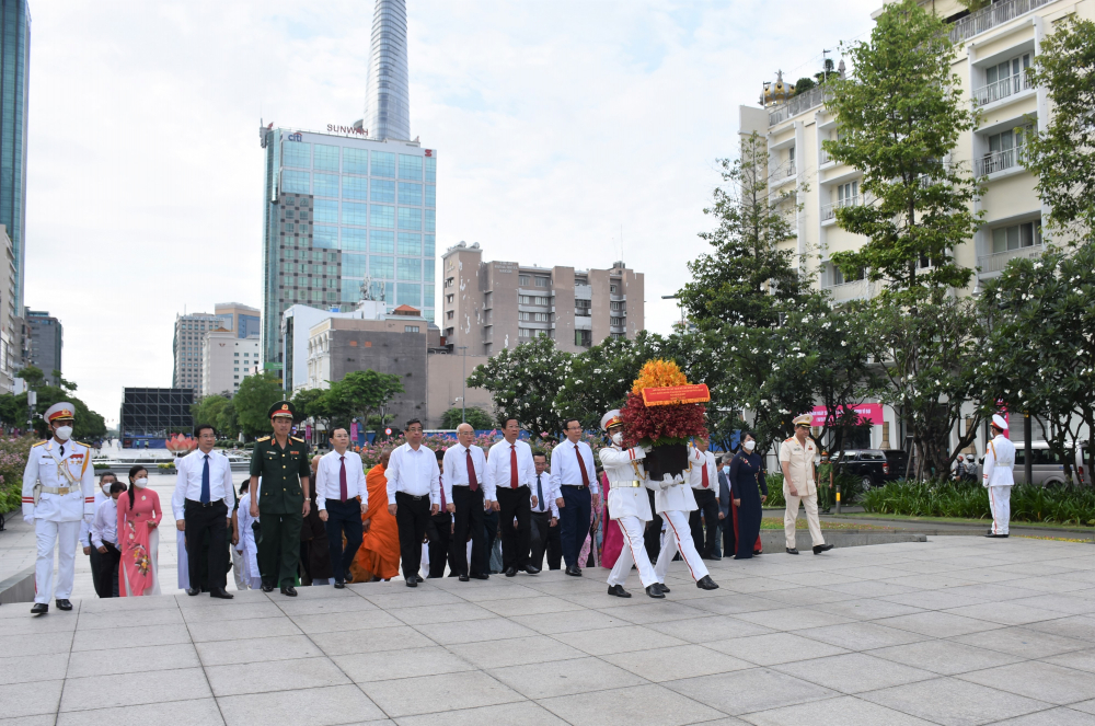 Lãnh đạo TPHCM dâng hoa tại Công viên Tượng đài Chủ tịch Hồ Chí Minh - Ảnh: Minh Khang.