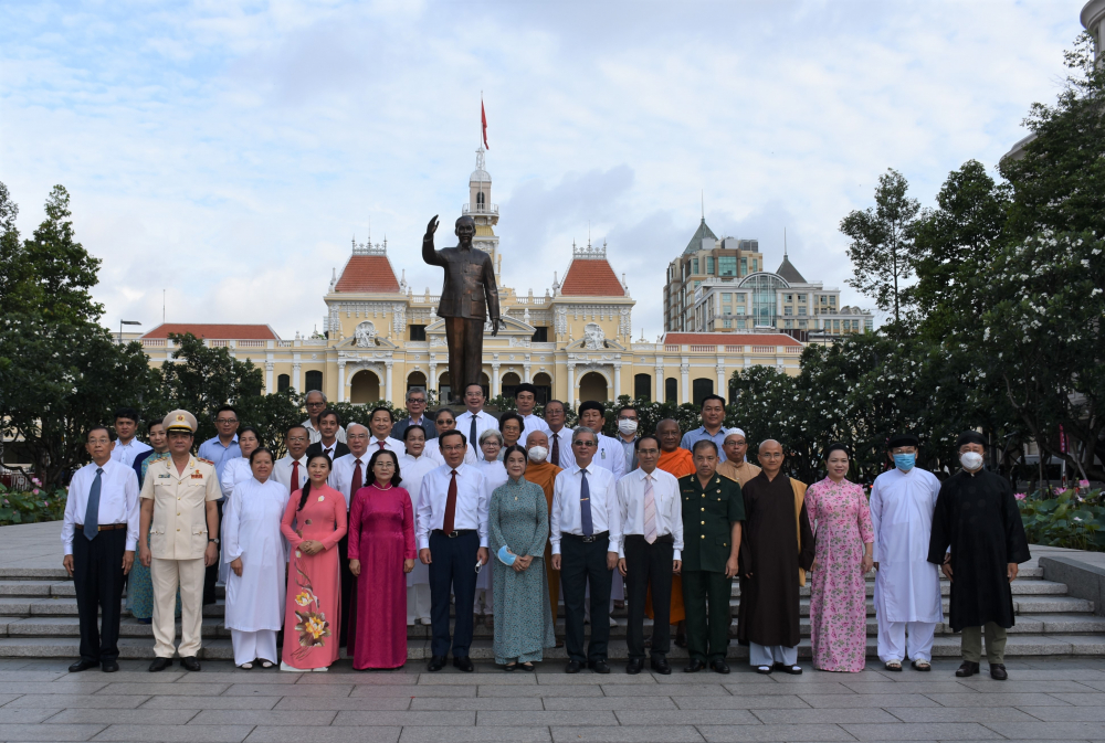 Đoàn đại biểu TPHCM chụp ảnh lưu niệm tại Công viên Tượng đài Chủ tịch Hồ Chí Minh sau chương trình dâng hoa.