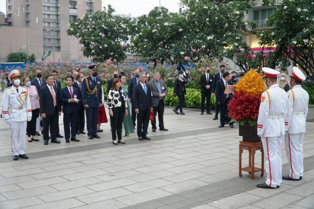 Chiều ngày 18/5, Tổng thống Hy Lạp và phái đoàn đại biểu cấp cao Hy Lạp có buổi dâng hoa lên tượng đài Chủ tịch Hồ Chí Minh tại đại lộ Nguyễn Huệ