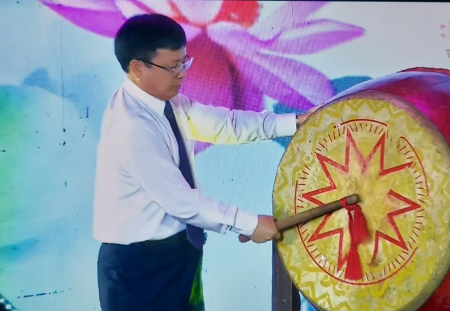 Phó Chủ tịch UBND tỉnh Nghệ An Bùi Đình Long đánh trống khai mạc Lễ hội Làng Sen và Liên hoan Tuồng và Dân ca kịch toàn quốc 2022.