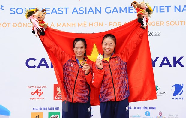 Niềm vui của đôi vận động viên Trương Thị Phương, Nguyễn Thị Ngân khi đoạt huy chương Vàng nội dung thuyền đôi nữ Canoeing 1000m (WC2 1000). 