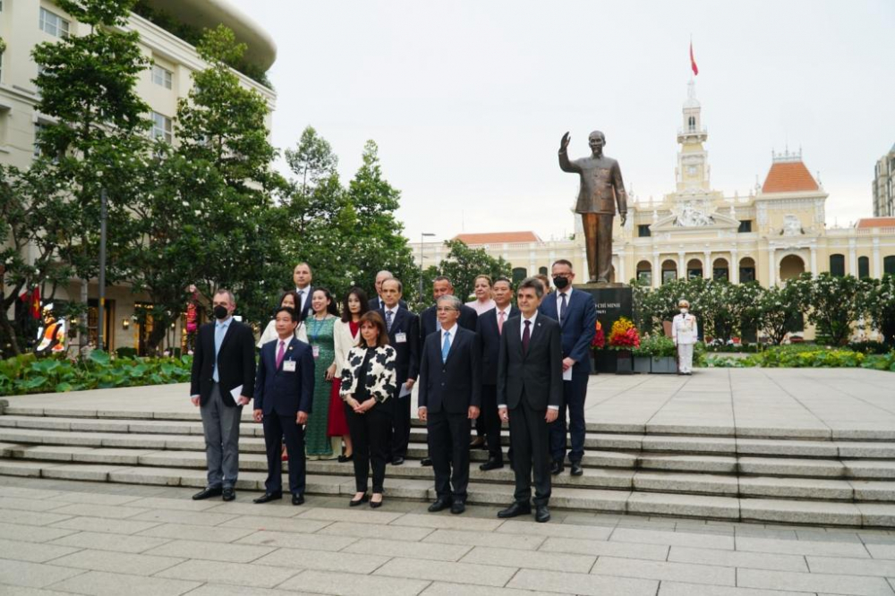 Trong chuyến thăm thành phố kéo dài hai ngày, bà Katerina Sakellaropoulou sẽ đến thăm nhiều địa điểm lịch sử cũng như hiện đại của thành phố như Dinh Thống nhất, Nhà hát thành phố, Bảo tàng Lịch sử Việt Nam, đền thờ vua Hùng, công viên bến Bạch Đằng và tòa nhà Landmark 81