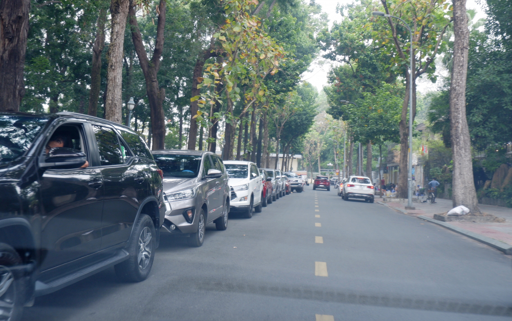 Tình trạng đậu xe dưới lòng đường tại các tuyến đường cấm cũng phổ biến