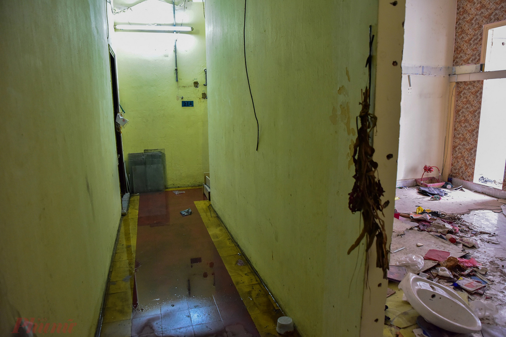 Bên trong các căn hộ ở chung cư Bùi Viện đầy rác, dọc các hành lang luôn trong tình trạng ngập nước.