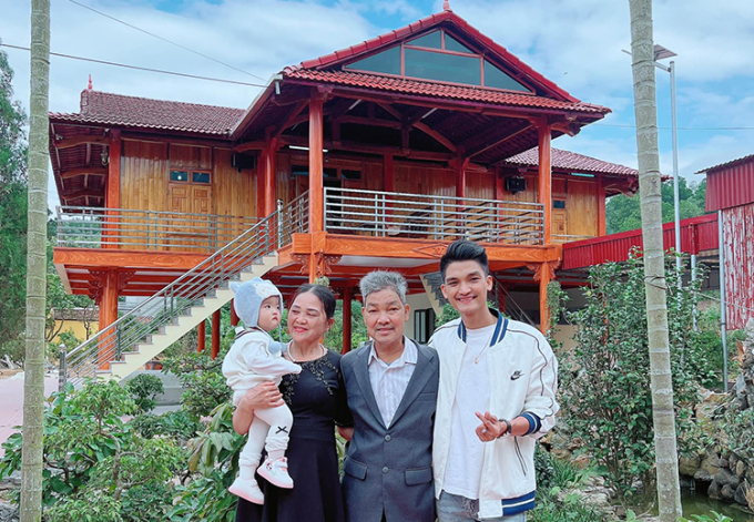 Diễn viên Mạc Văn Khoa chụp ảnh cùng cha mẹ khi ăn tân gia nhà mới vào tháng 11/2021.