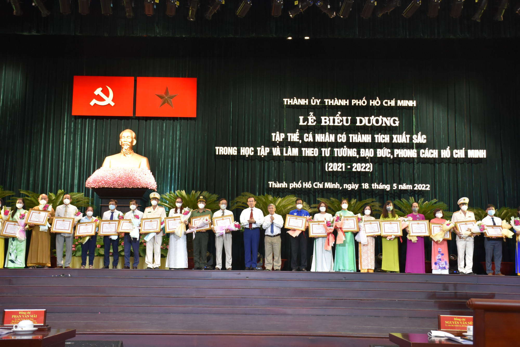   Bí thư thành ủy Nguyễn Văn Nên trao bằng khen cho những tập thể và cá nhân có thành tích xuất sắc trong học tập và làm theo tư tưởng, đạo đức, phong cách Hồ Chsi Minh