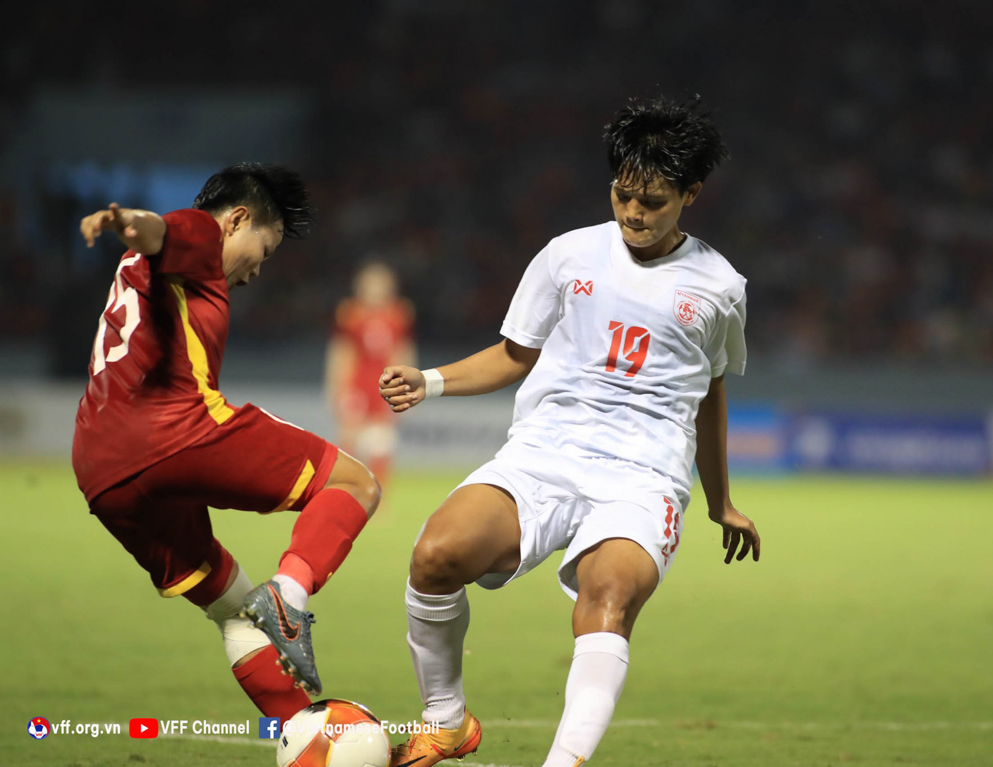 Các cầu thủ nữ Việt Nam hoàn toàn làm chủ thế trận trước Myanmar. Ảnh: VFF