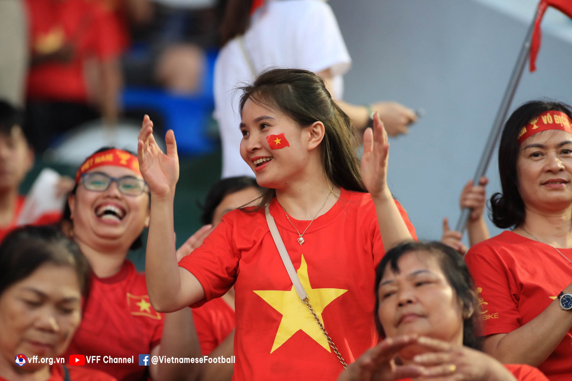 Các cổ động viên Việt Nam đã tạo ra bầu không khí sôi động trên sân vận động Cẩm Phả.