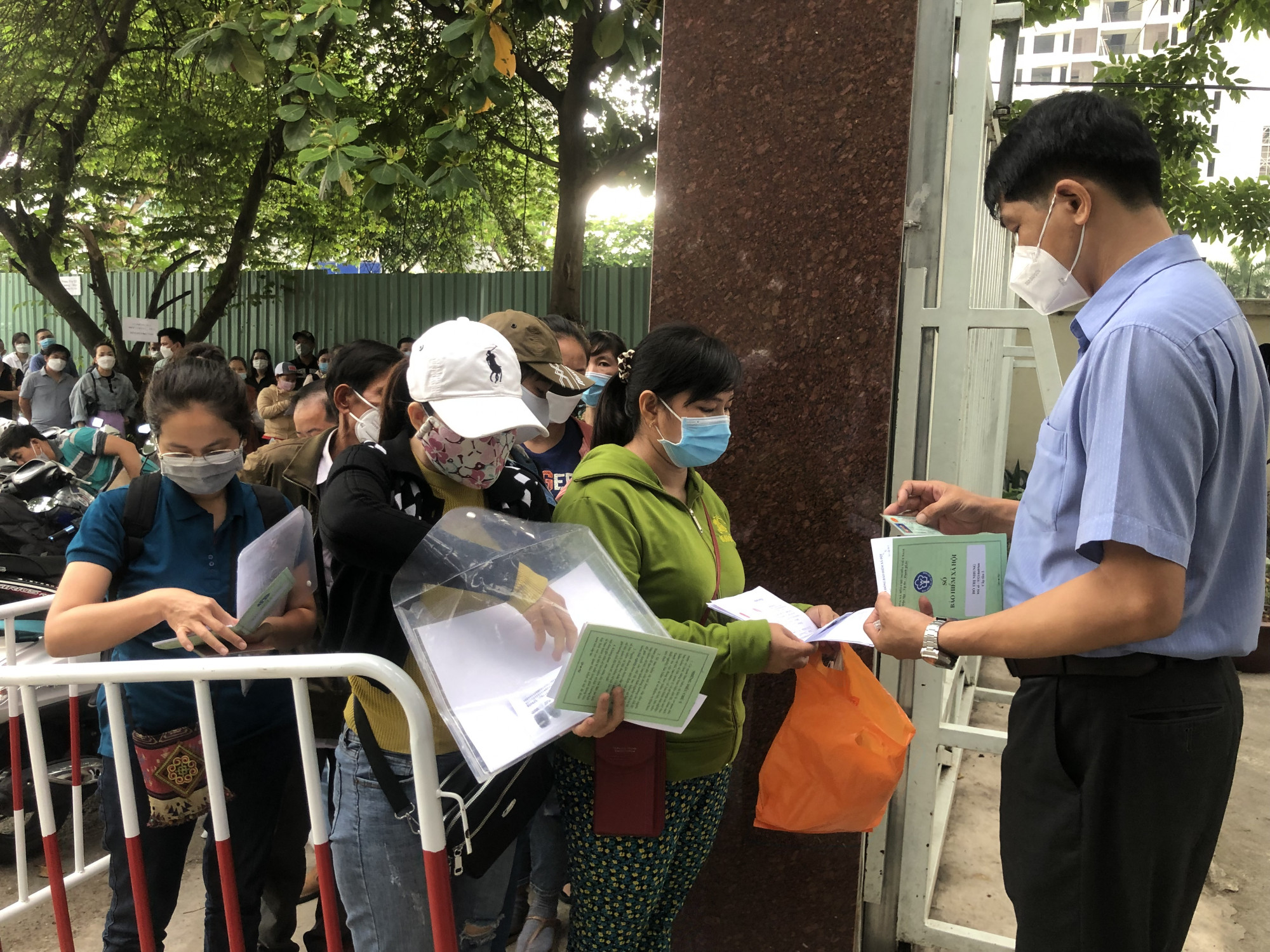 Người lao động mất gì khi rút bảo hiểm xã hội 1 lần? Cán bộ BHXH TP Thủ Đức phát số thứ tự