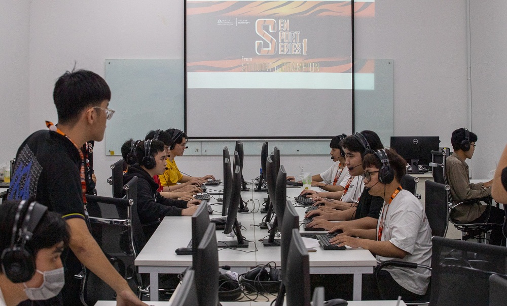 Các thí sinh tham gia môn thi thể thao điện tử E-Sports - Ảnh: HSU