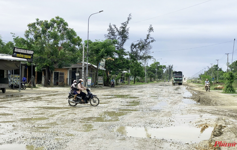 Đoạn đường bị xe tải cày nát