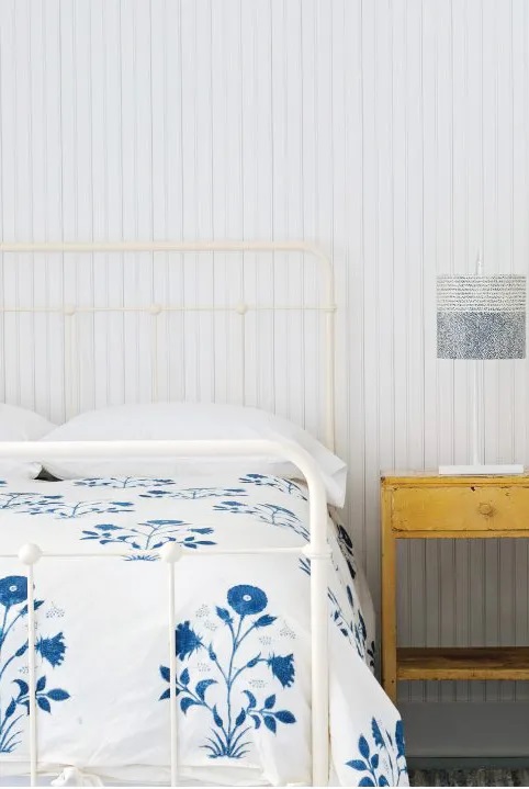 Với những mảng màu xanh lam được đặt cẩn thận, phòng ngủ do Abbey & Morton Interior thiết kế này là một kiệt tác sang trọng tồi tàn.