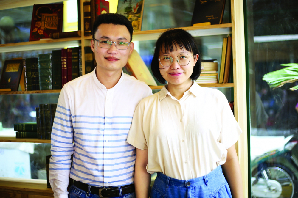Anh Bùi Tiến Phúc và vợ - chị Trần Bội Tuyền - tại một hiệu sách ở Đường Sách TP.HCM - ẢNH: DIỄM MI