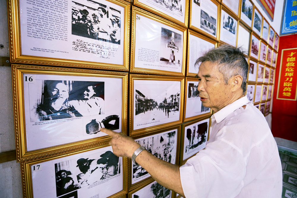 Ông Võ Như Thông giới thiệu về những hình ảnh và tư liệu do ông sưu tầm, trưng bày tại nhà thờ Bác Hồ