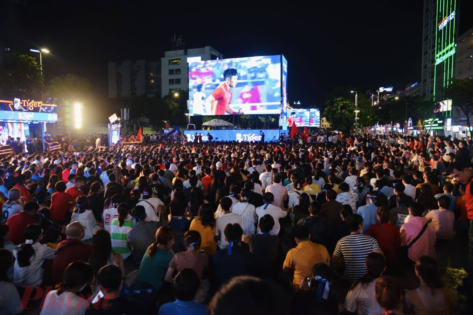  Ghi nhận của phóng viên từ chiều ngày 19/5, hàng nghìn cổ động viên (CĐV) đã có mặt tại phố đi bộ Nguyễn Huệ (quận 1 TP Hồ Chí Minh) để đón xem và cổ vũ cho U23 Việt Nam tại trận bán kết SEA Games 31 với đội U23 Malaysia qua màn hình lớn.