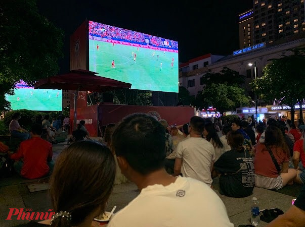  Để đáp ứng nhu cầu của hàng nghìn CĐV, 5 màn hình LED cỡ lớn đã được lặp đặt để phục vụ người hâm mộ, phố đi bộ Nguyễn Huệ trở thành điểm thu hút nhiều người trong mỗi trận cầu của đội nhà. 