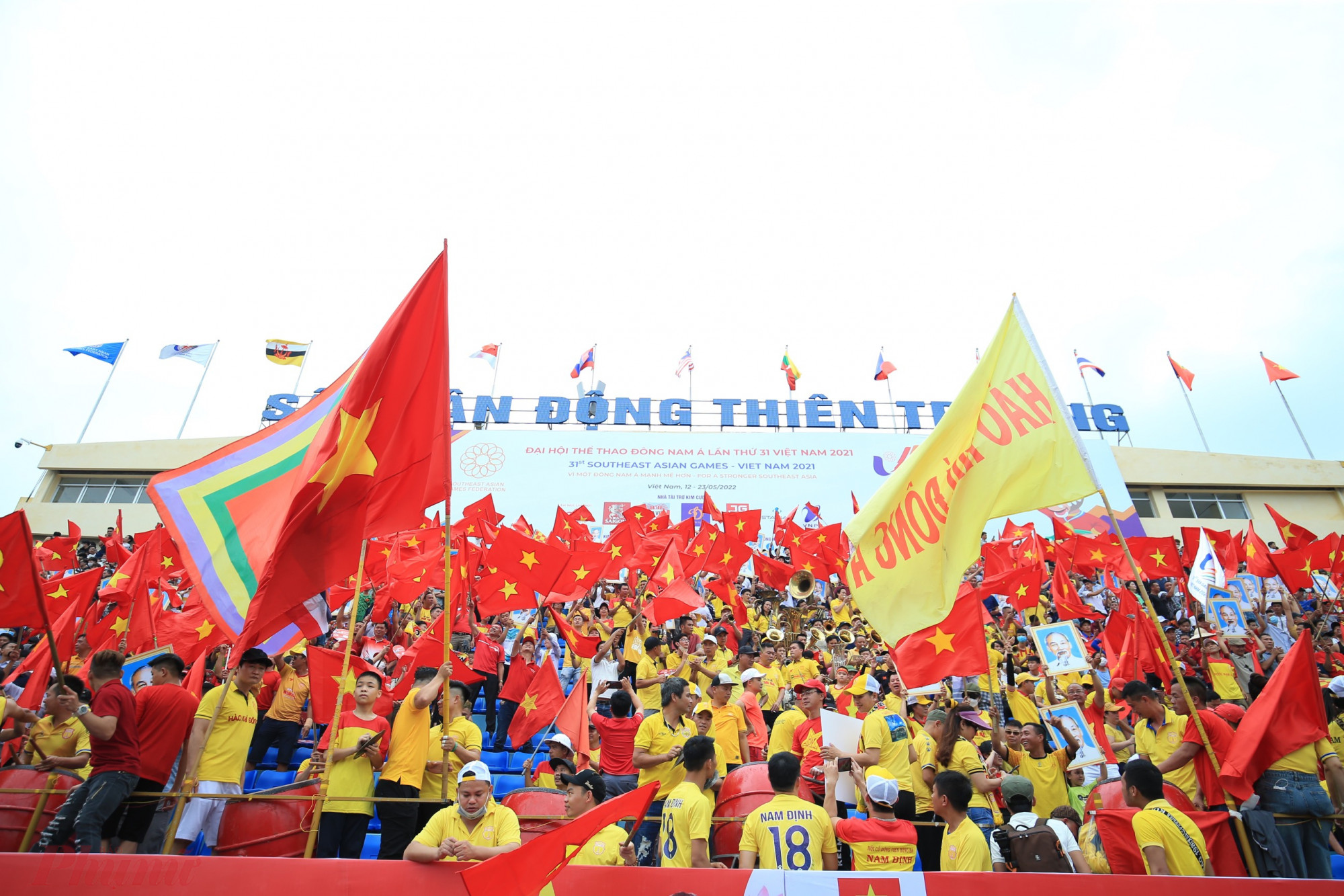 Người hâm mộ đến sân với tâm lý háo hức, khi môn bóng đá nam SEA Games được tổ chức ở Nam Định.