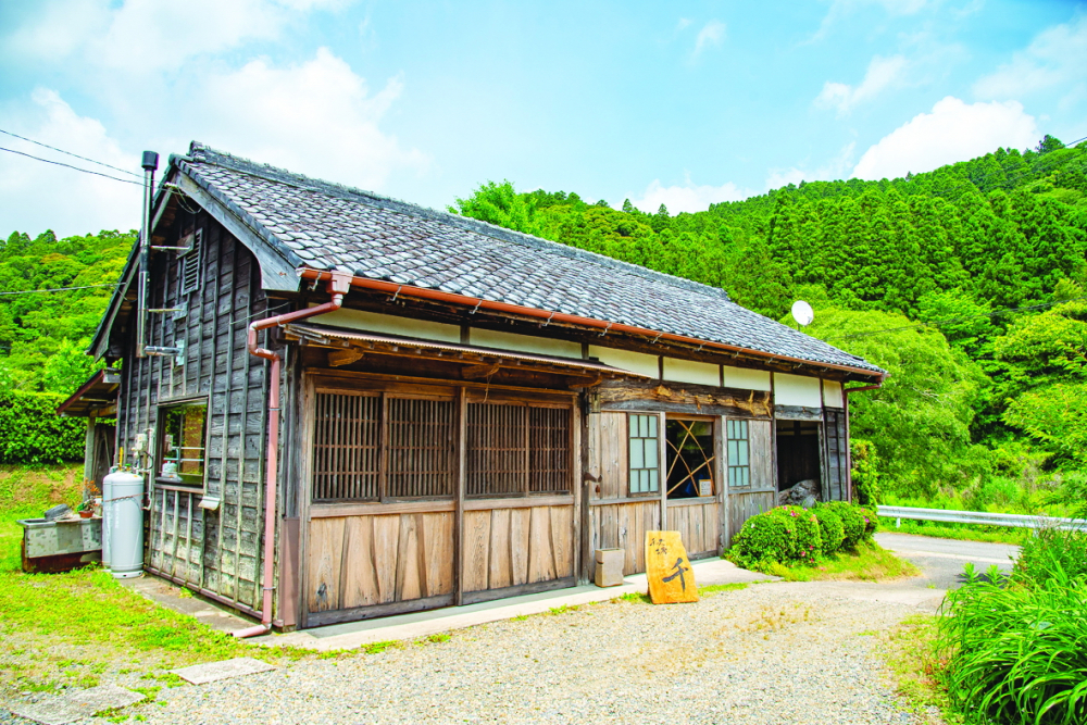 “Lần đầu đặt chân đến đây, lớp mái ngói cổ điển lập tức gợi nhắc tôi về một xưởng nấu rượu sake truyền thống”, nữ nghệ nhân chia sẻ về xưởng làm phô mai - Ảnh: Atlas Obscura
