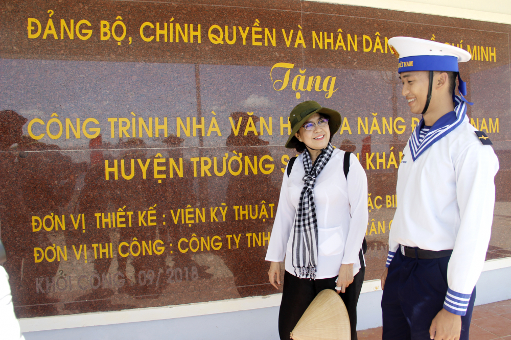 Bà Tô Thị Bích Châu trò chuyện với một chiến sĩ đang làm nhiệm vụ trên đảo Đá Nam. Công trình nhà văn hóa đa năng trên đảo Đá Nam là do Đảng bộ, chính quyền và nhân dân TP.HCM hỗ trợ kinh phí xây tặng