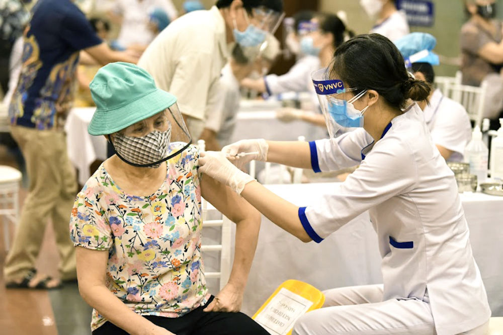 Người cao tuổi được tiêm vắc-xin COVID-19 tại Cung văn hóa Hữu nghị Việt - Xô (TP.Hà Nội) - ẢNH: BẢO KHANG 