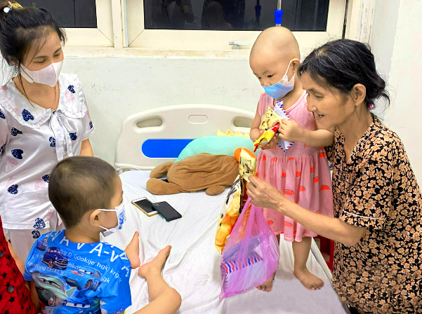 Mệ Tuyết thăm và tặng quà cho bệnh nhi ung thư đang điều trị tại Bệnh viện Trung ương Huế