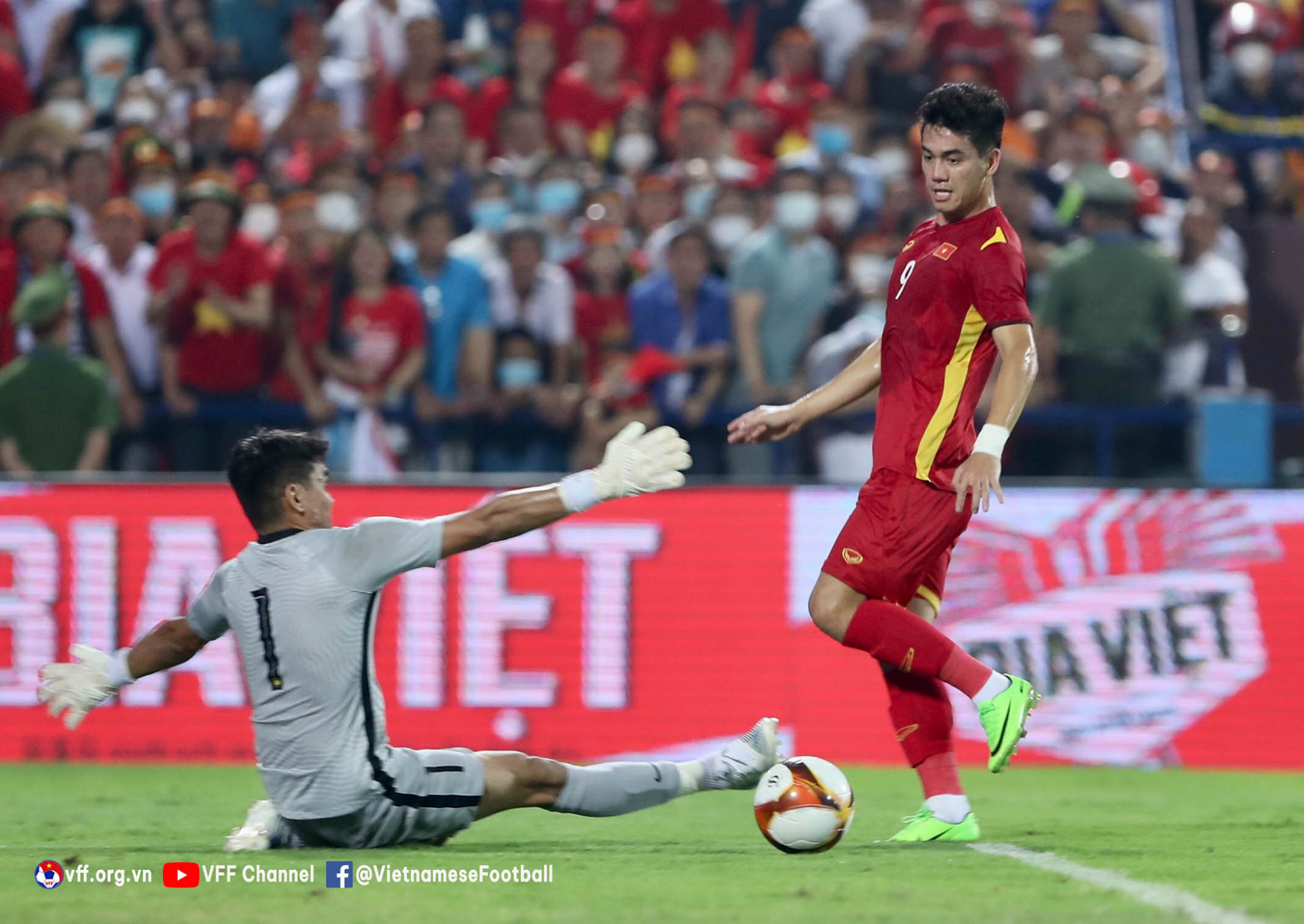 Tiến Linh nhiều lần bỏ lỡ nhưng những phút tỏa sáng cuối trận, tiền đạo số 9 đã giúp U23 Việt Nam giành vé vào chung kết. Ảnh: VFF