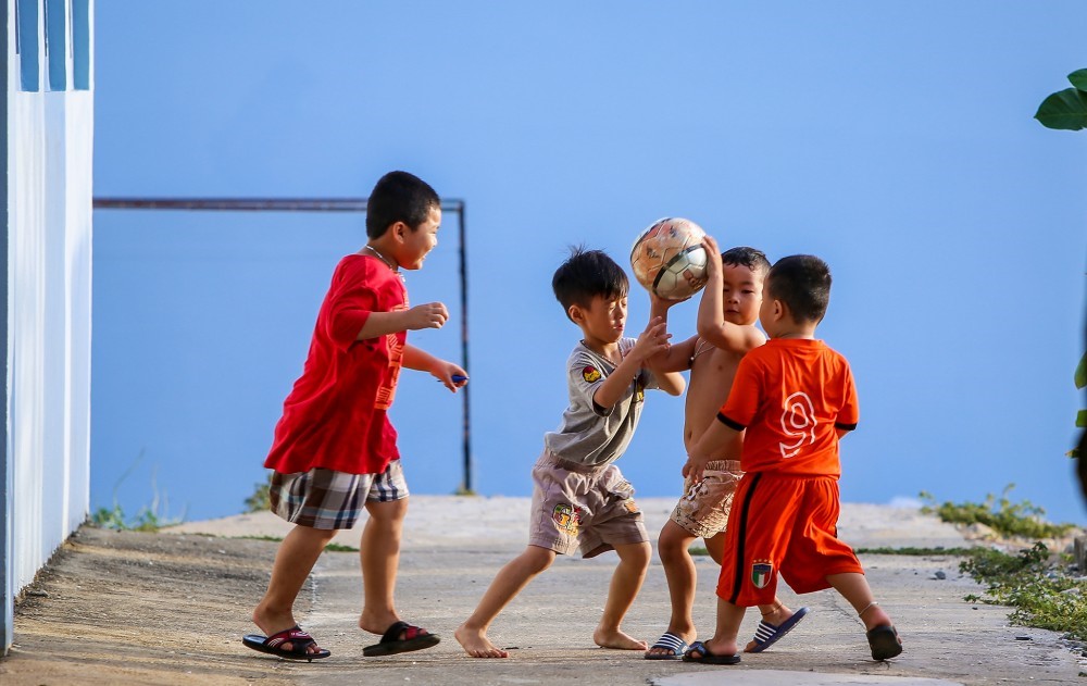 Những đứa trẻ trên đảo Trường Sa lớn đang vui đùa cùng nhau.... Ảnh: Nguyễn Hồng/Báo Quốc tế